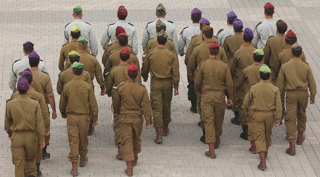 חיילים צועדים